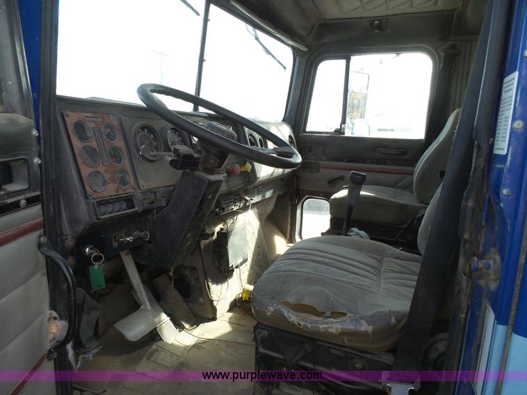 image for item J6162 1993 International 9200 semi truck