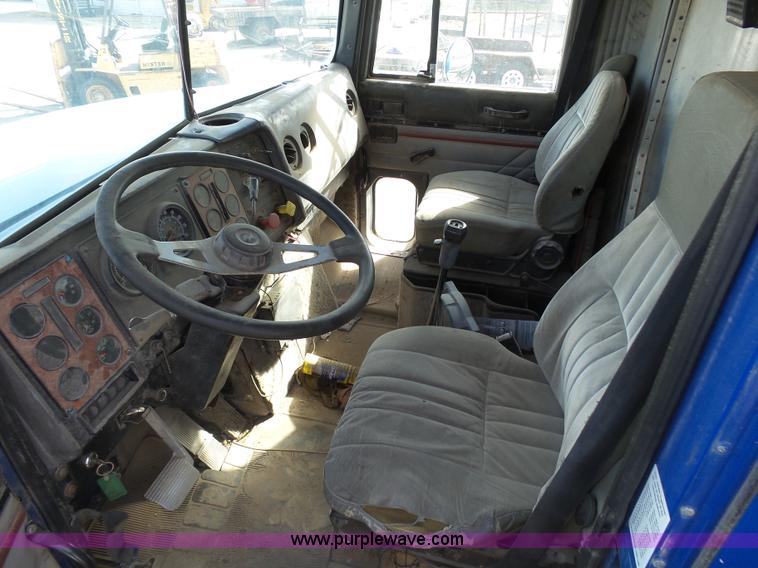 image for item J6162 1993 International 9200 semi truck