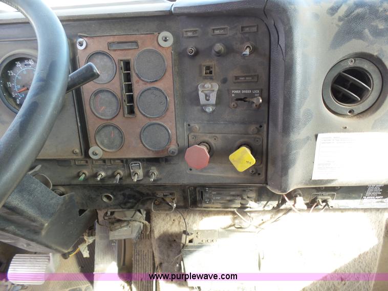 image for item J6162 1993 International 9200 semi truck