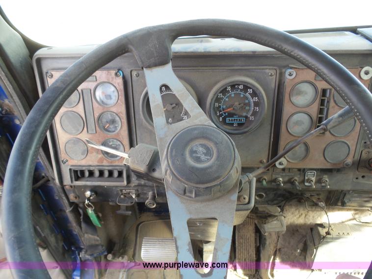 image for item J6162 1993 International 9200 semi truck