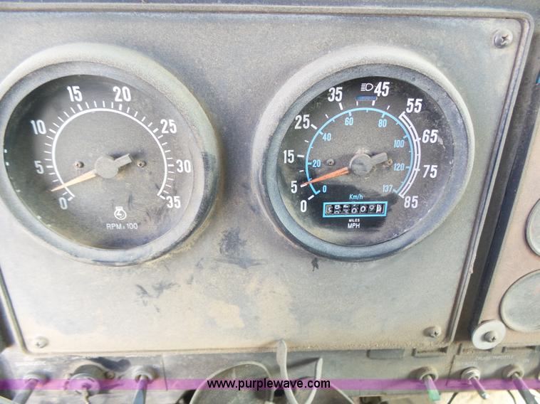 image for item J6162 1993 International 9200 semi truck