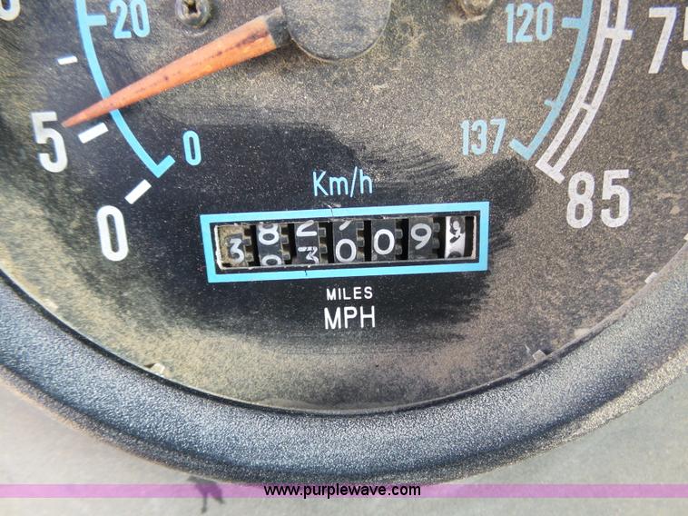 image for item J6162 1993 International 9200 semi truck