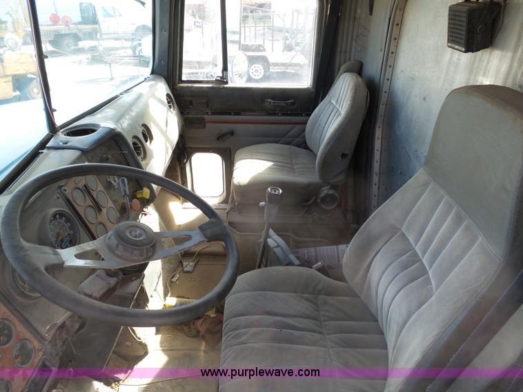 image for item J6162 1993 International 9200 semi truck