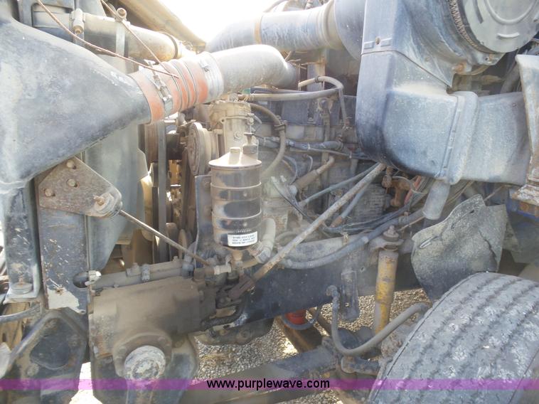 image for item J6162 1993 International 9200 semi truck