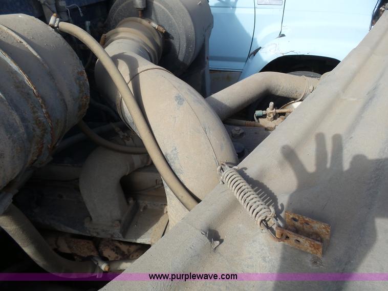 image for item J6162 1993 International 9200 semi truck