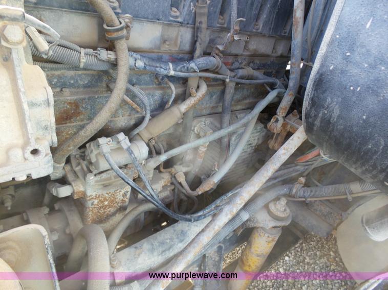 image for item J6162 1993 International 9200 semi truck