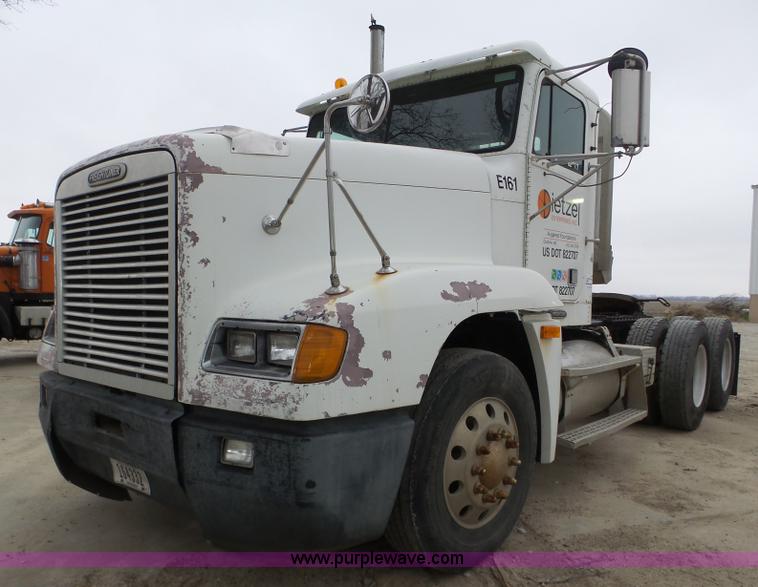 image for item J8966 1998 Freightliner FLD120 semi truck