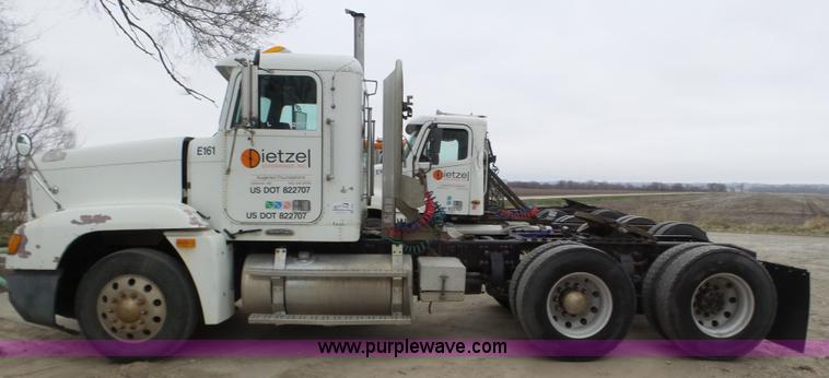 image for item J8966 1998 Freightliner FLD120 semi truck