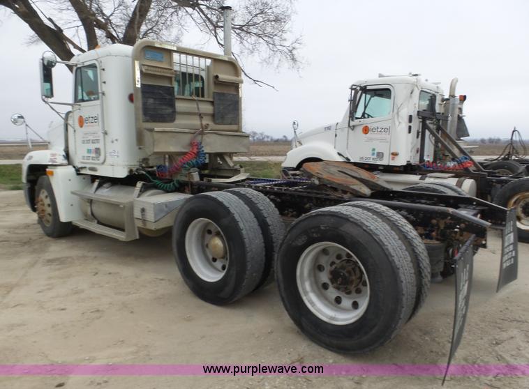 image for item J8966 1998 Freightliner FLD120 semi truck