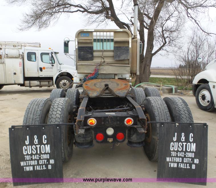 image for item J8966 1998 Freightliner FLD120 semi truck