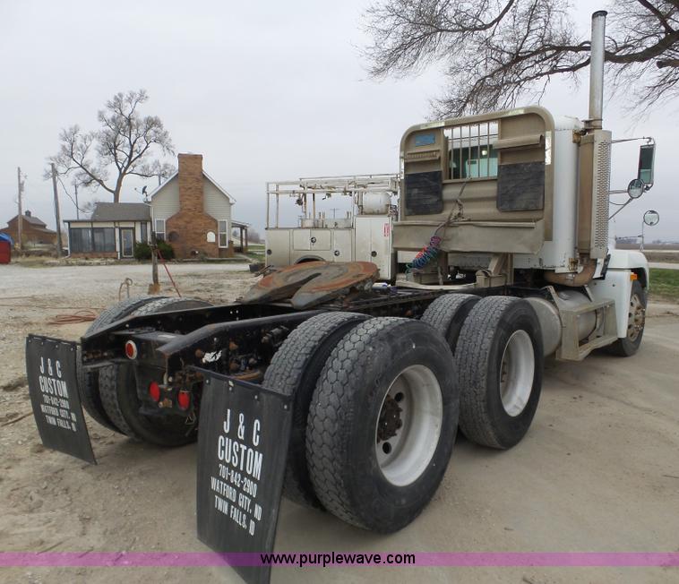 image for item J8966 1998 Freightliner FLD120 semi truck