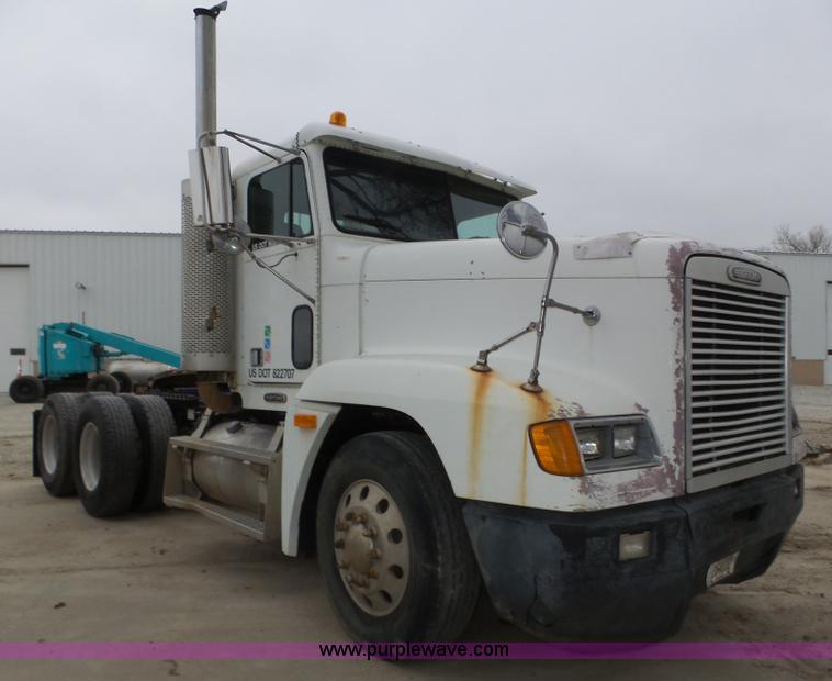 image for item J8966 1998 Freightliner FLD120 semi truck