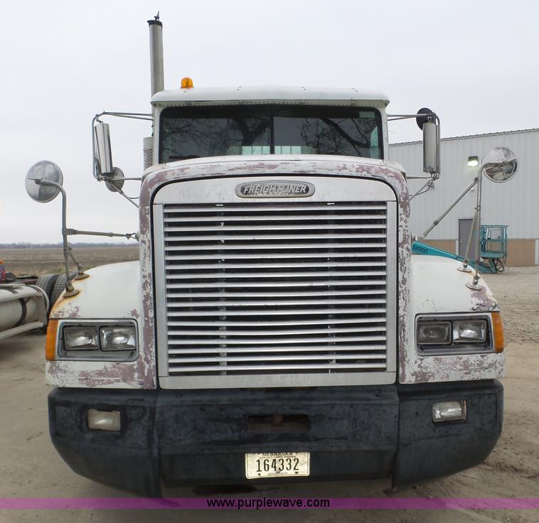 image for item J8966 1998 Freightliner FLD120 semi truck
