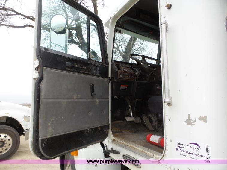 image for item J8966 1998 Freightliner FLD120 semi truck