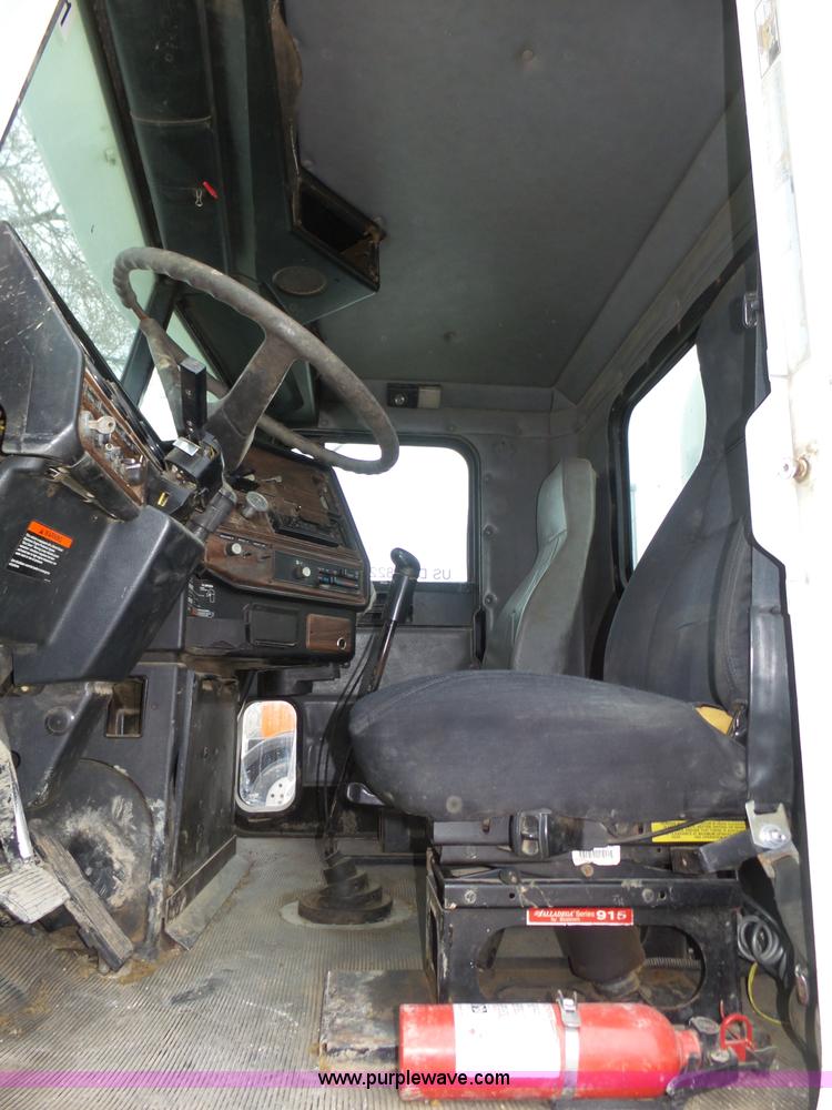 image for item J8966 1998 Freightliner FLD120 semi truck