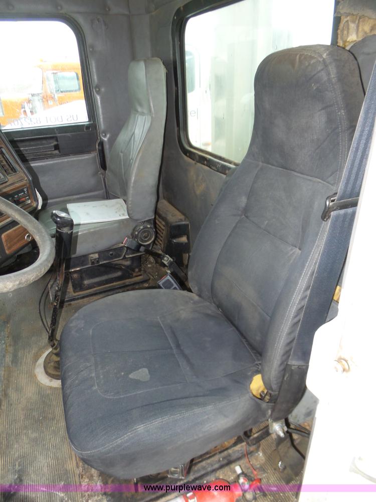 image for item J8966 1998 Freightliner FLD120 semi truck