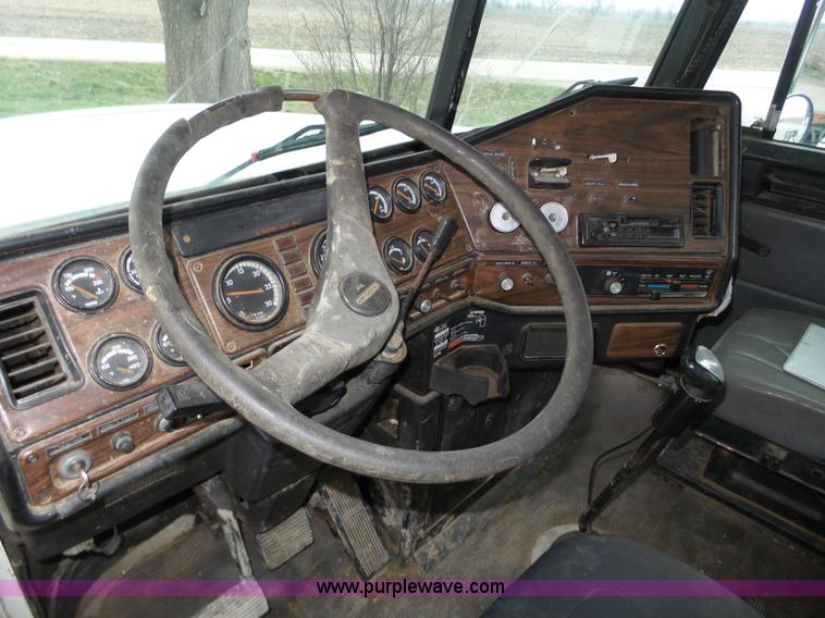 image for item J8966 1998 Freightliner FLD120 semi truck