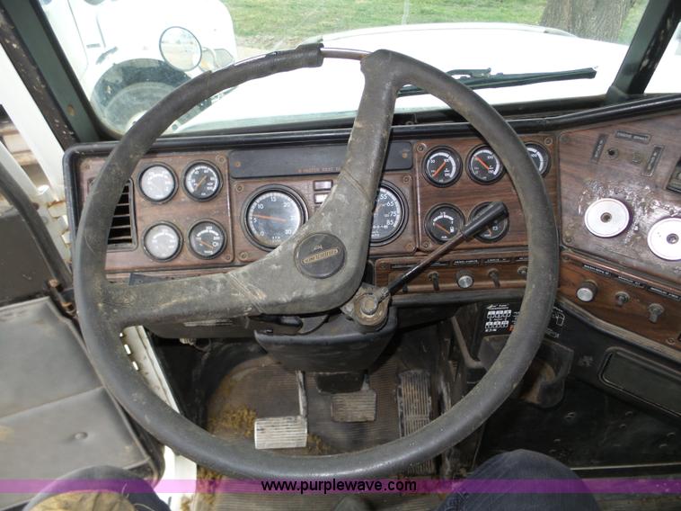 image for item J8966 1998 Freightliner FLD120 semi truck