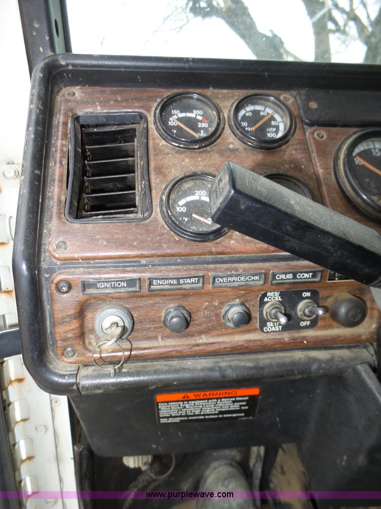 image for item J8966 1998 Freightliner FLD120 semi truck