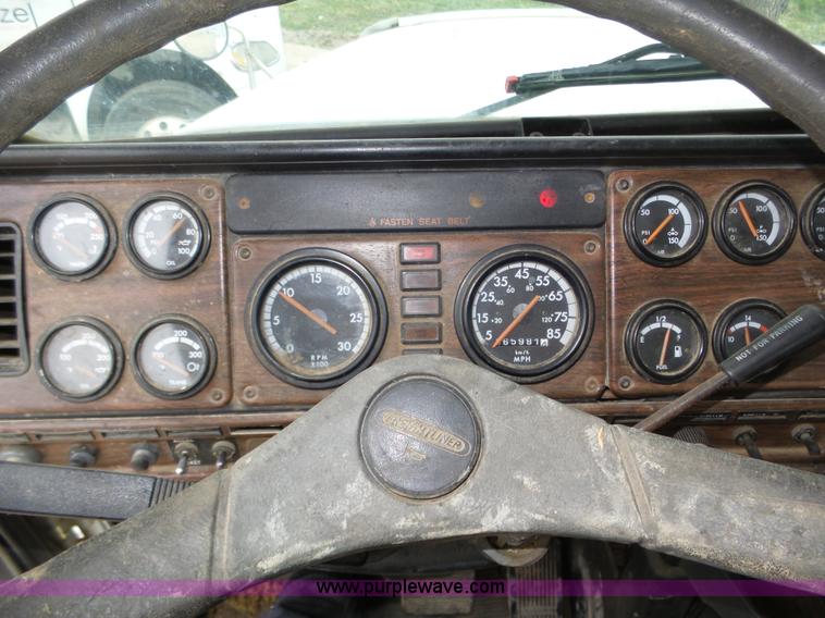 image for item J8966 1998 Freightliner FLD120 semi truck