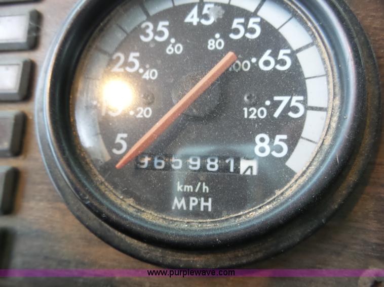 image for item J8966 1998 Freightliner FLD120 semi truck