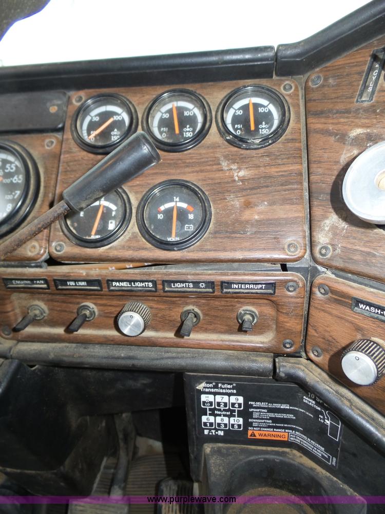 image for item J8966 1998 Freightliner FLD120 semi truck