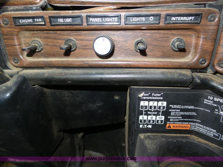 image for item J8966 1998 Freightliner FLD120 semi truck