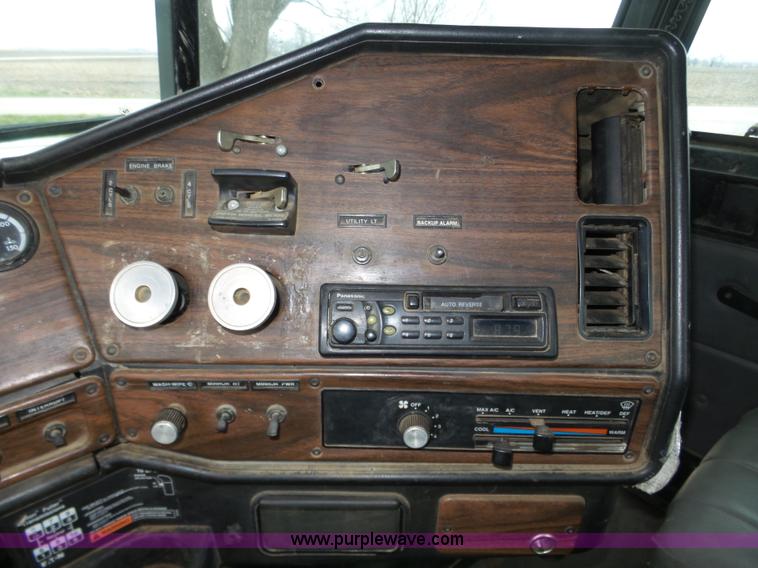 image for item J8966 1998 Freightliner FLD120 semi truck