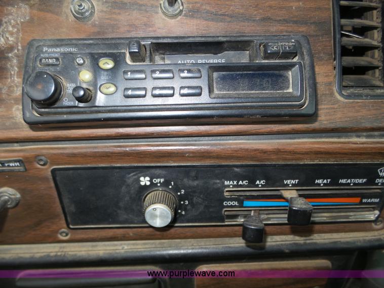 image for item J8966 1998 Freightliner FLD120 semi truck