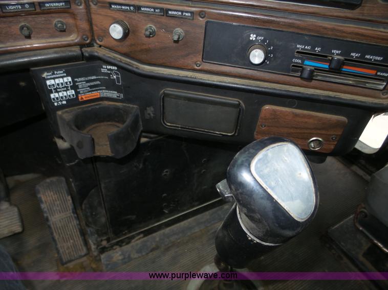 image for item J8966 1998 Freightliner FLD120 semi truck