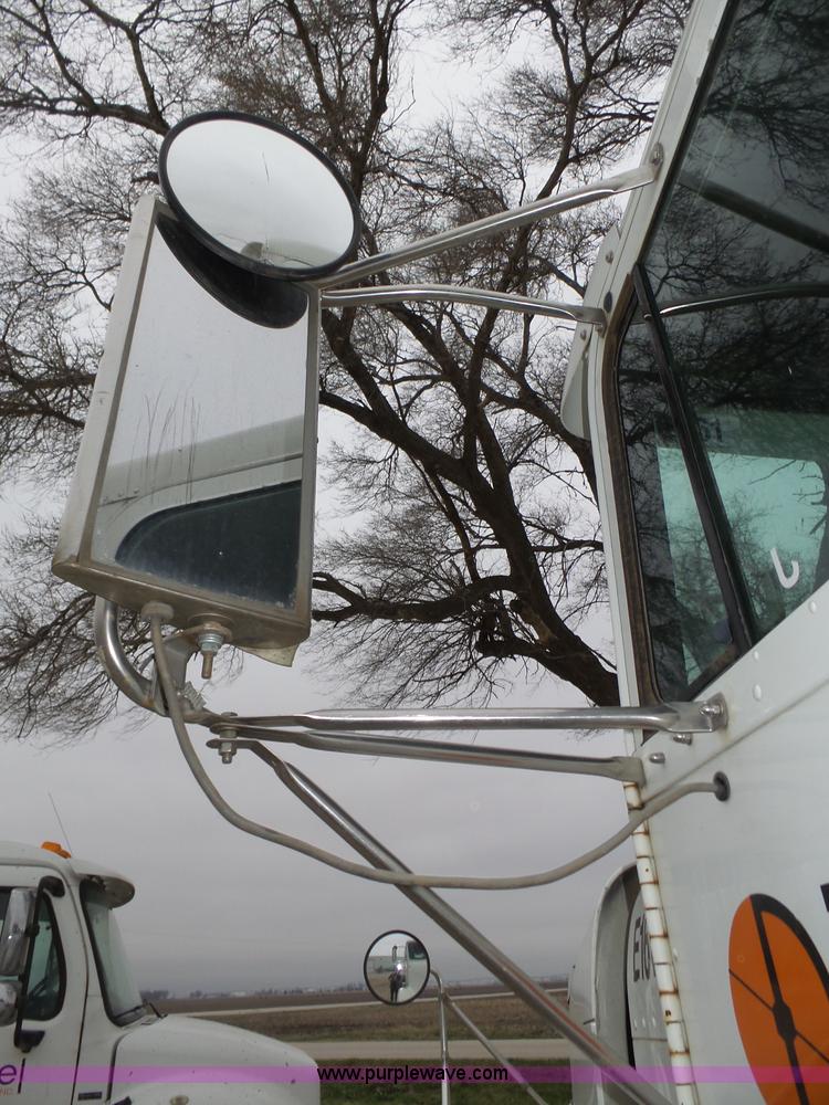 image for item J8966 1998 Freightliner FLD120 semi truck