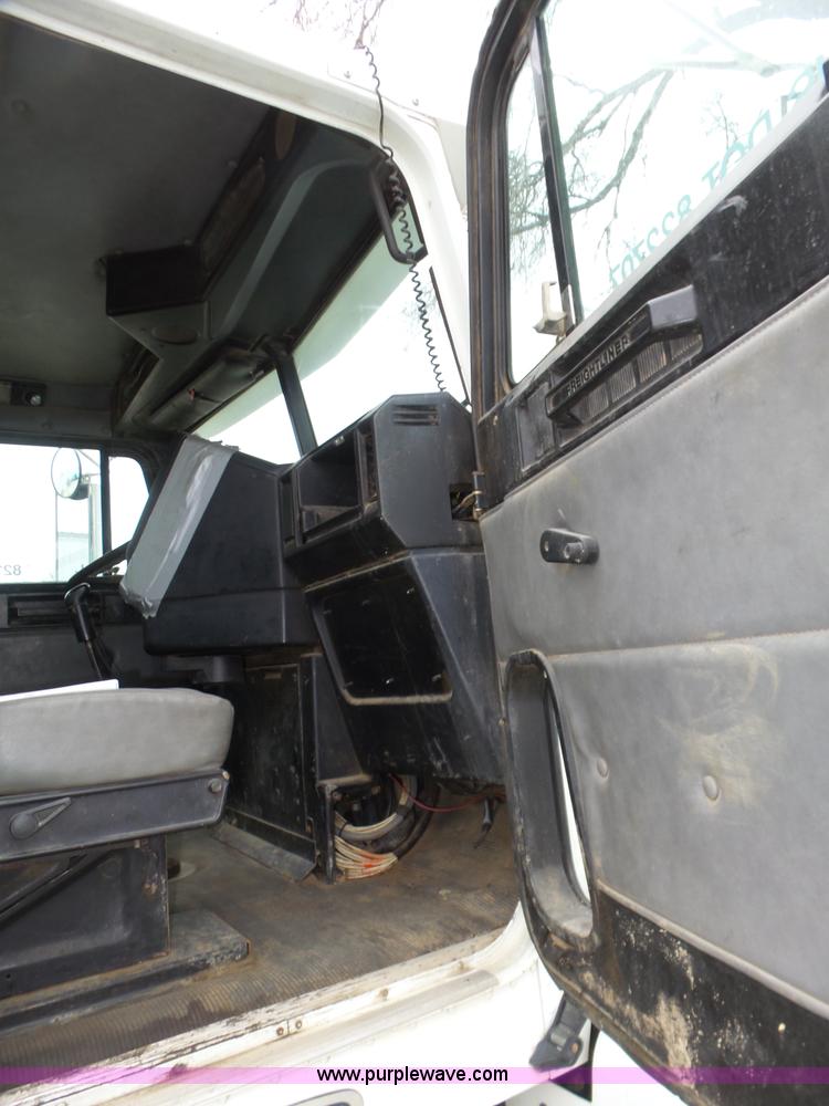 image for item J8966 1998 Freightliner FLD120 semi truck