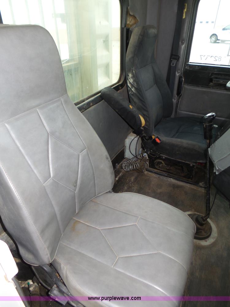 image for item J8966 1998 Freightliner FLD120 semi truck