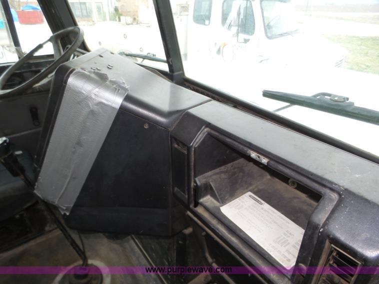 image for item J8966 1998 Freightliner FLD120 semi truck