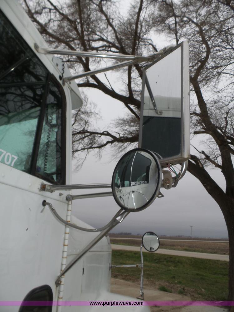 image for item J8966 1998 Freightliner FLD120 semi truck