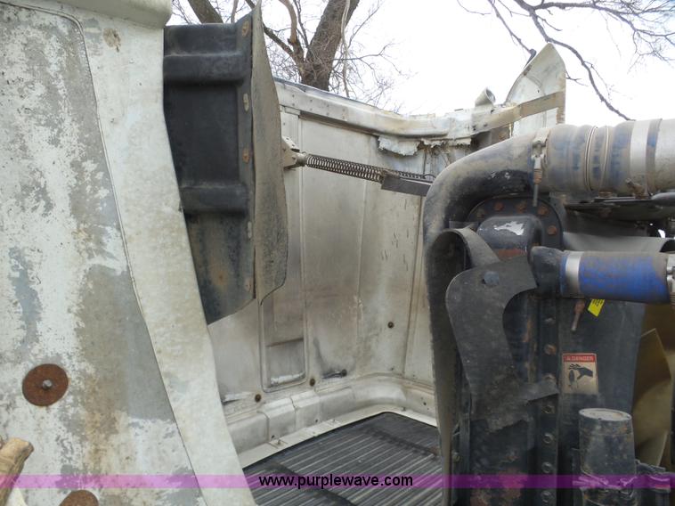 image for item J8966 1998 Freightliner FLD120 semi truck