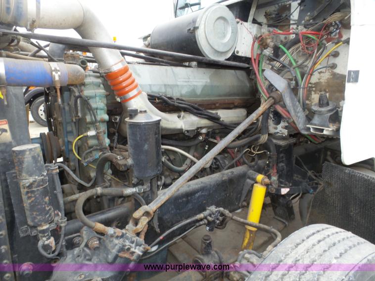 image for item J8966 1998 Freightliner FLD120 semi truck