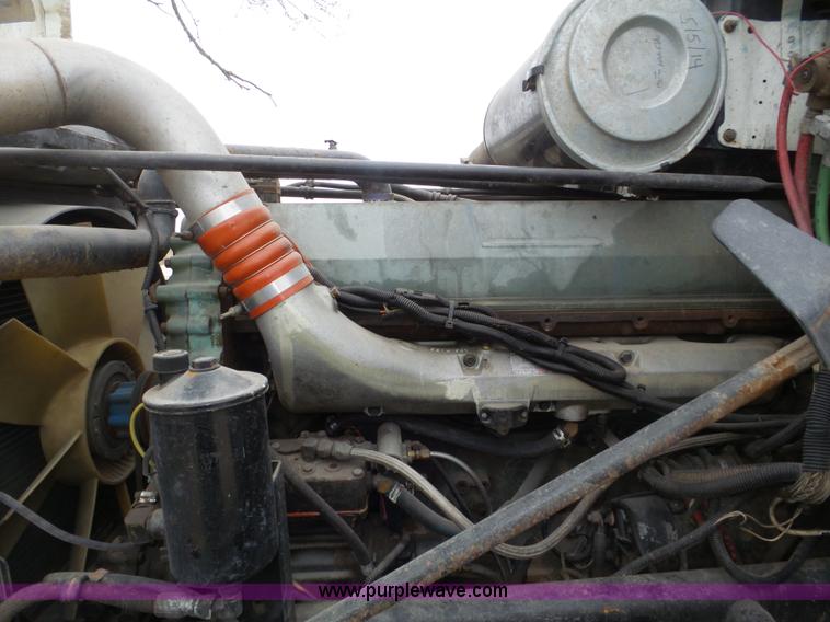 image for item J8966 1998 Freightliner FLD120 semi truck