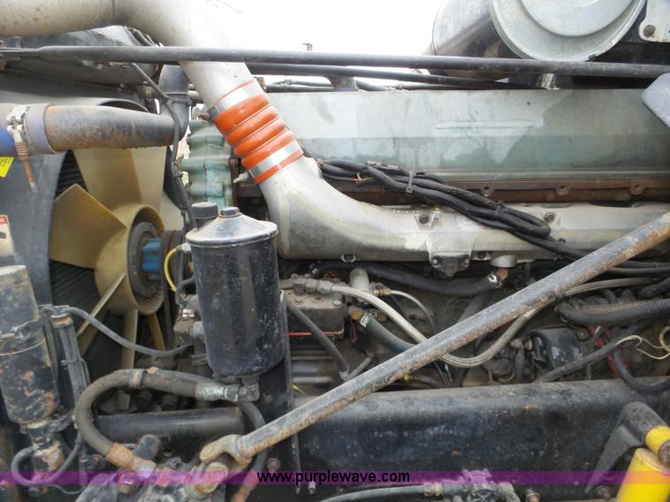 image for item J8966 1998 Freightliner FLD120 semi truck