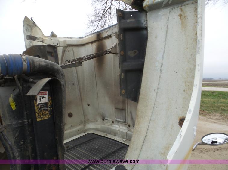 image for item J8966 1998 Freightliner FLD120 semi truck