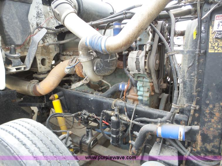 image for item J8966 1998 Freightliner FLD120 semi truck