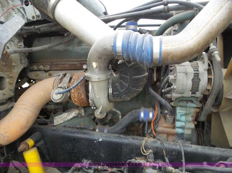 image for item J8966 1998 Freightliner FLD120 semi truck