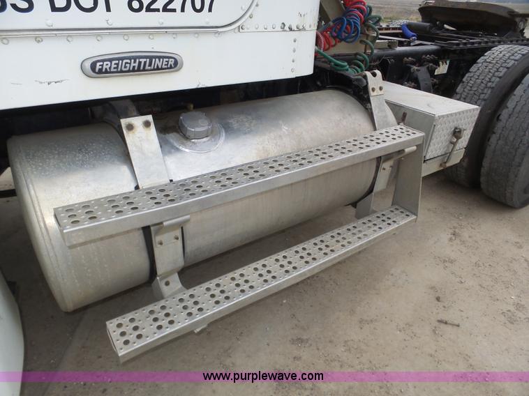 image for item J8966 1998 Freightliner FLD120 semi truck