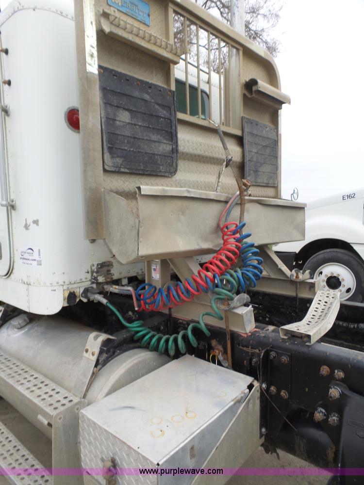 image for item J8966 1998 Freightliner FLD120 semi truck