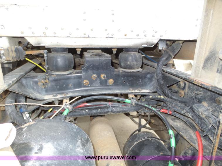 image for item J8966 1998 Freightliner FLD120 semi truck