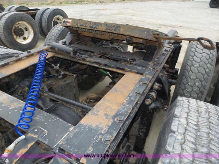 image for item J8966 1998 Freightliner FLD120 semi truck