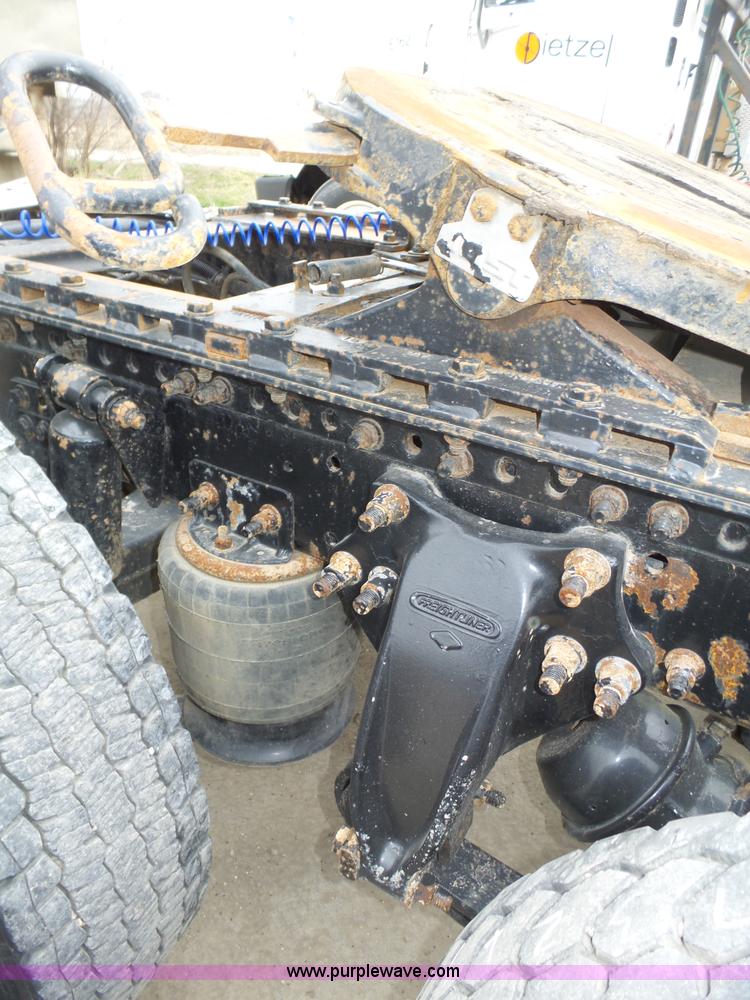 image for item J8966 1998 Freightliner FLD120 semi truck