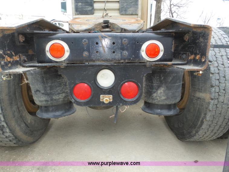 image for item J8966 1998 Freightliner FLD120 semi truck