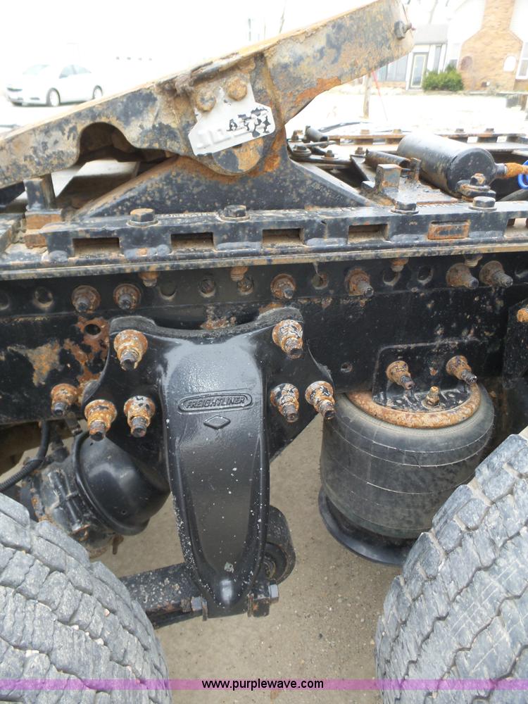 image for item J8966 1998 Freightliner FLD120 semi truck