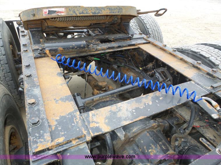 image for item J8966 1998 Freightliner FLD120 semi truck